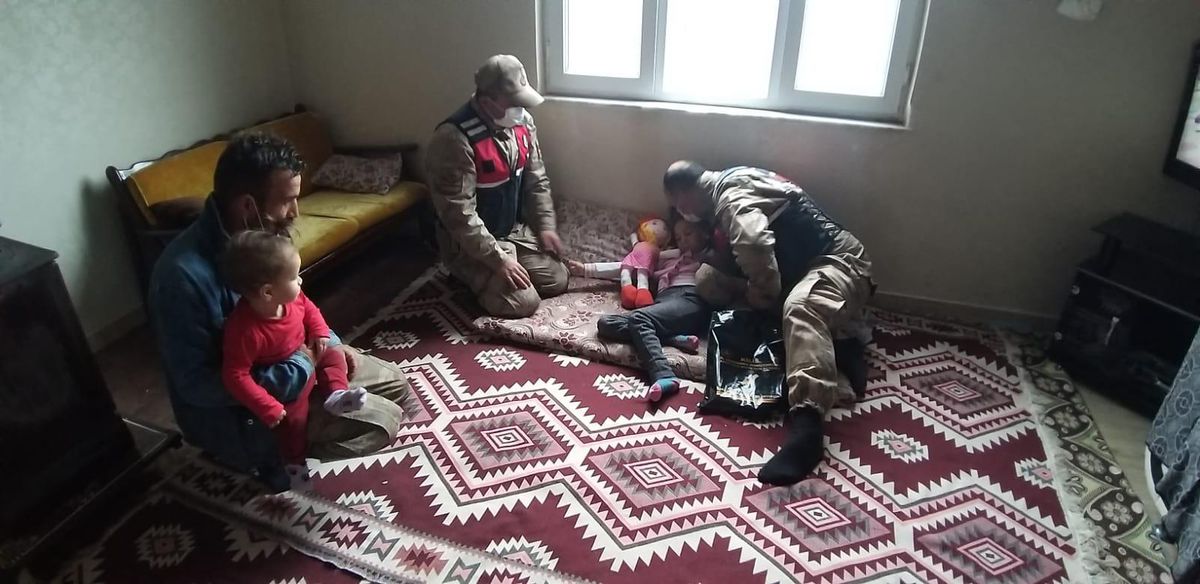 Kilis\'te jandarmadan engelli kız çocuğuna ziyaret