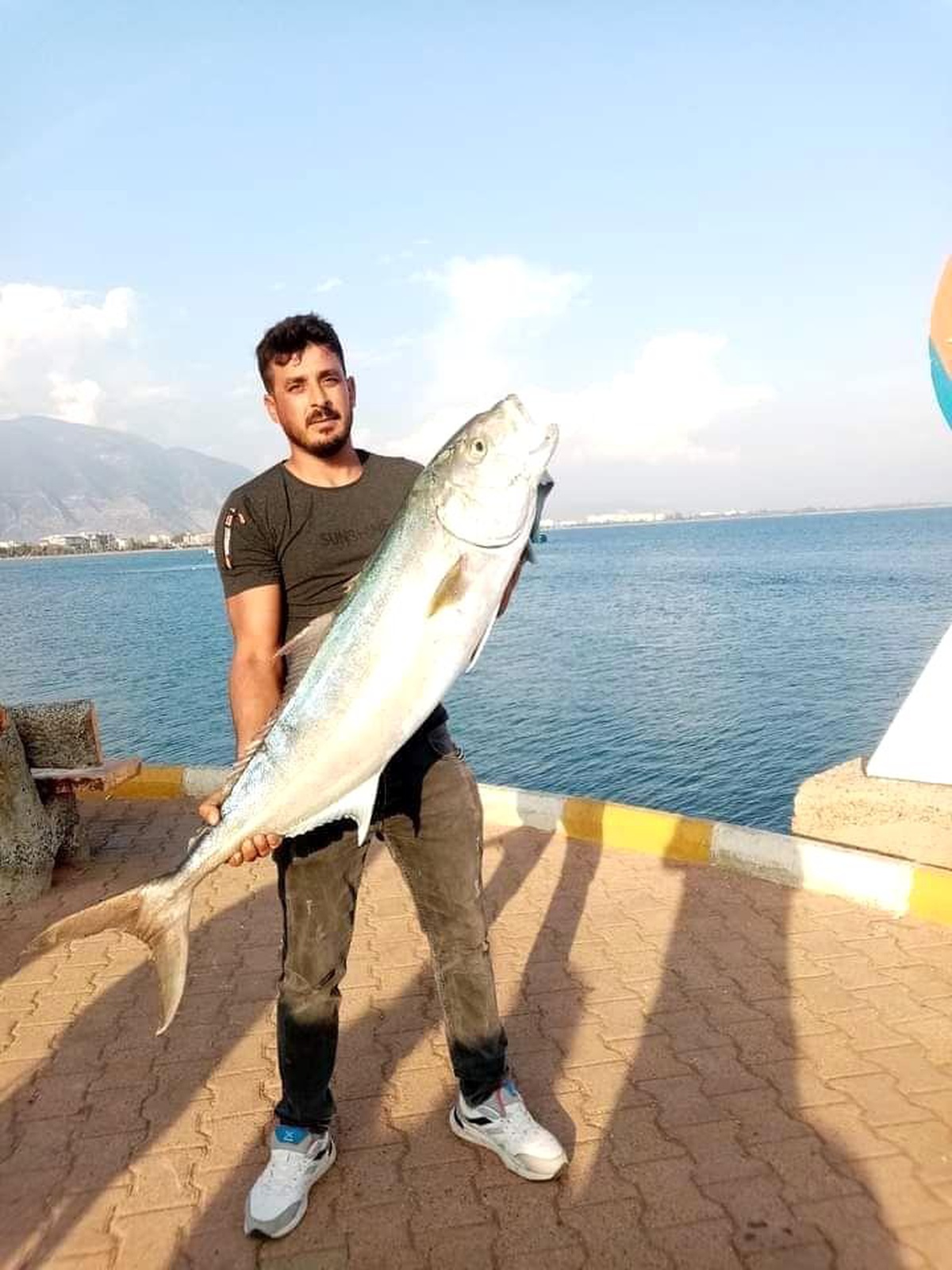 Kıyıdan 17 kiloluk kuzu balığı avladı
