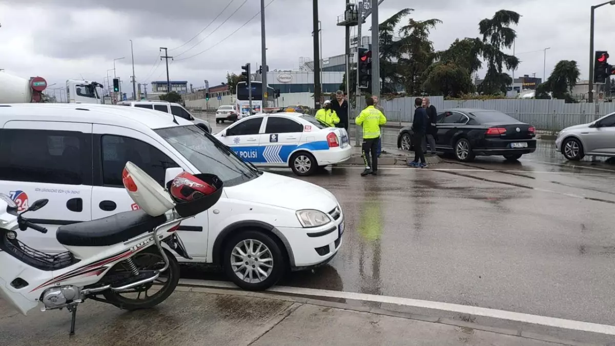 Kocaeli\'de otomobille çarpışan motosikletin sürücüsü yaralandı