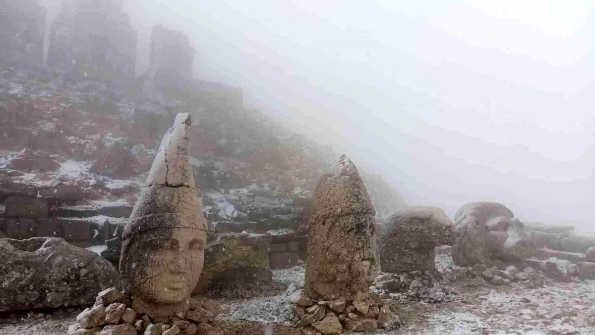 Nemrut Dağı\'na mevsimin ilk karı düştü