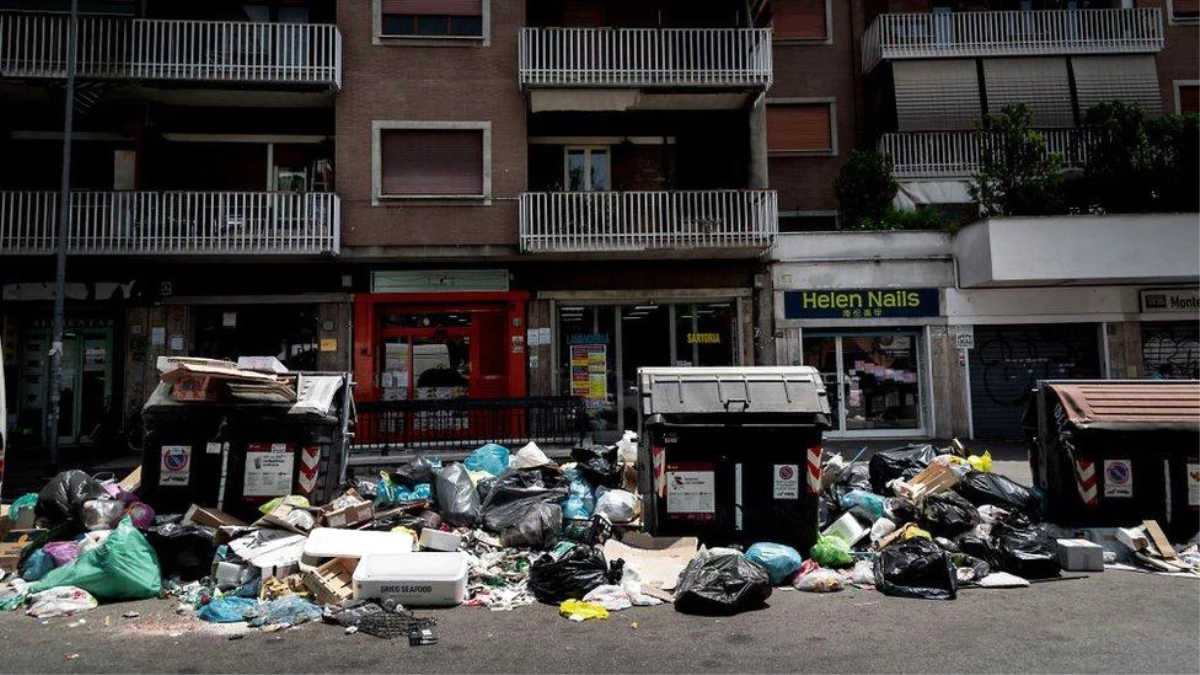 Roma\'nın kirlilik sorununa tartışmalı çözüm: İşten kaytarmayan çöpçülere ikramiye