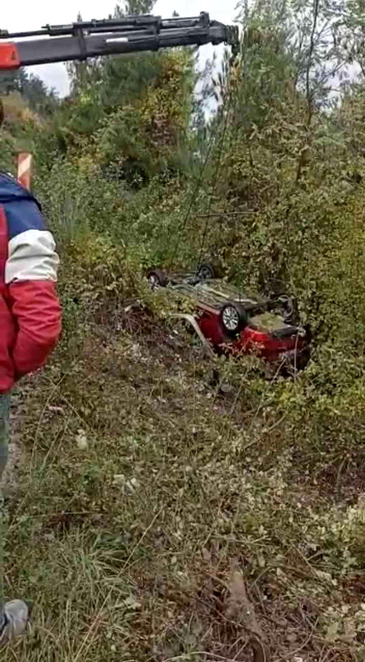 Sinop\'ta otomobil şarampole uçtu: 2 yaralı