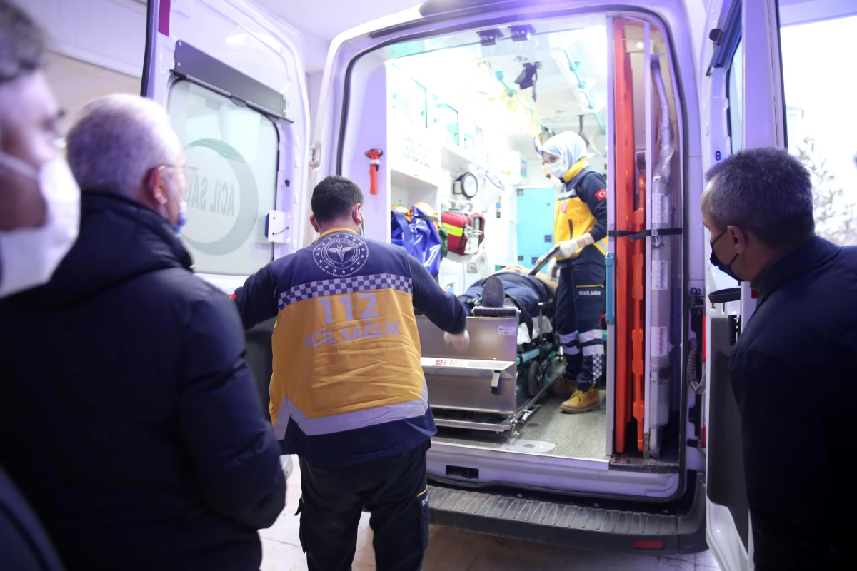 Minibüsün devrilmesi sonucu 5 kişi yaralandı
