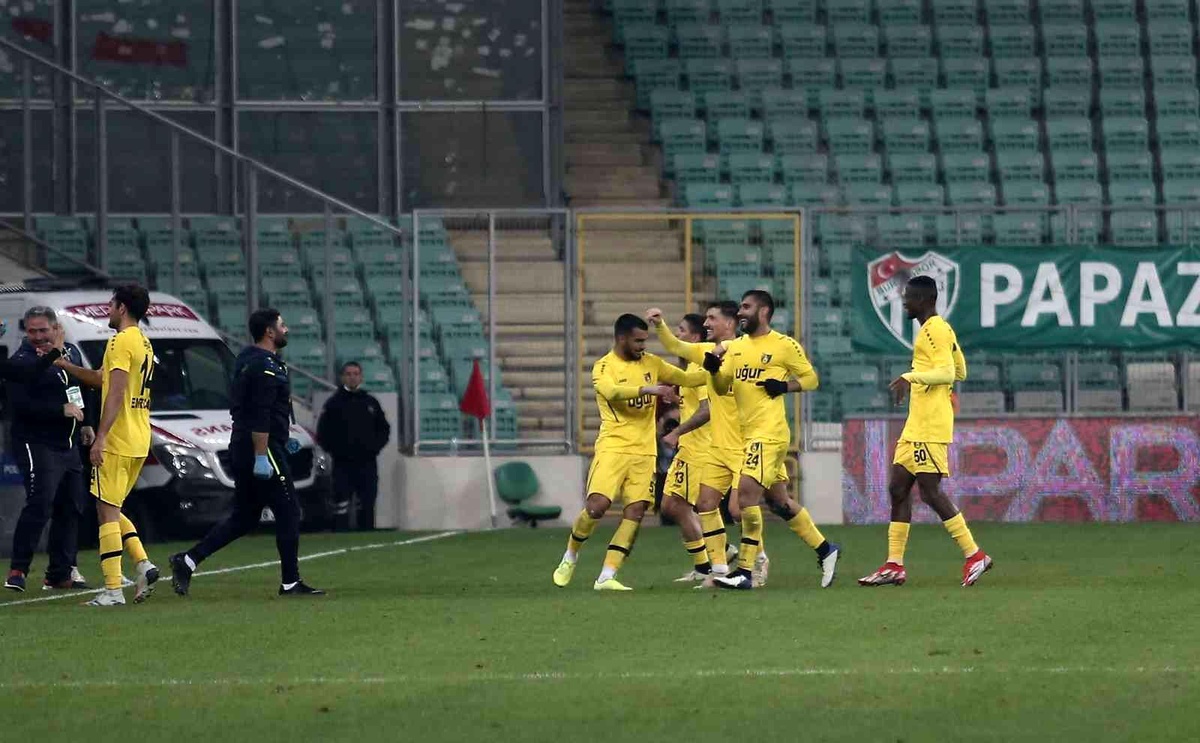 Spor Toto 1. Lig: Bursaspor: 1 İstanbulspor: 3 (İlk yarı sonucu)