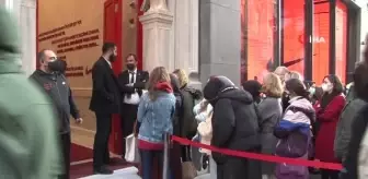 Tarihi Alkazar Sineması önünde uzun kuyruk oluştu