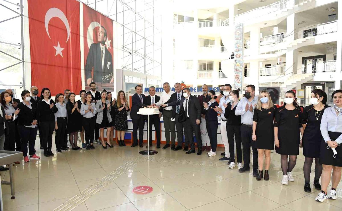 Turunç Masa\'nın 7\'inci yılına pastalı kutlama