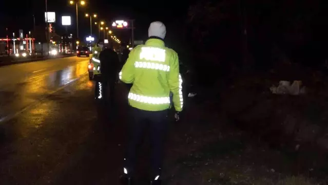 Son dakika haberleri! Yağmur nedeniyle kayganlaşan yolda otomobil takla attı: 1'i çocuk, 3 yaralı