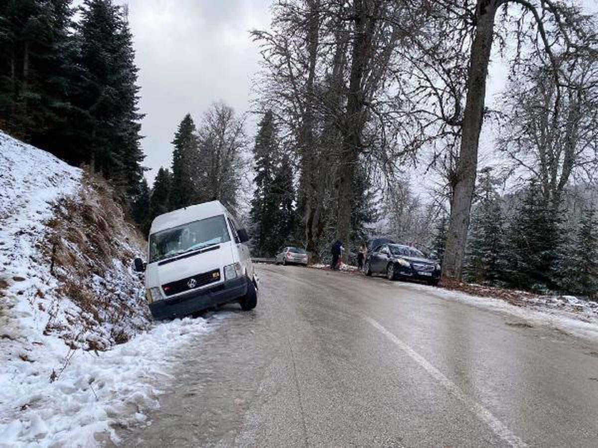 Yedigöller yolunda buzlanma; sürücüler geri döndü