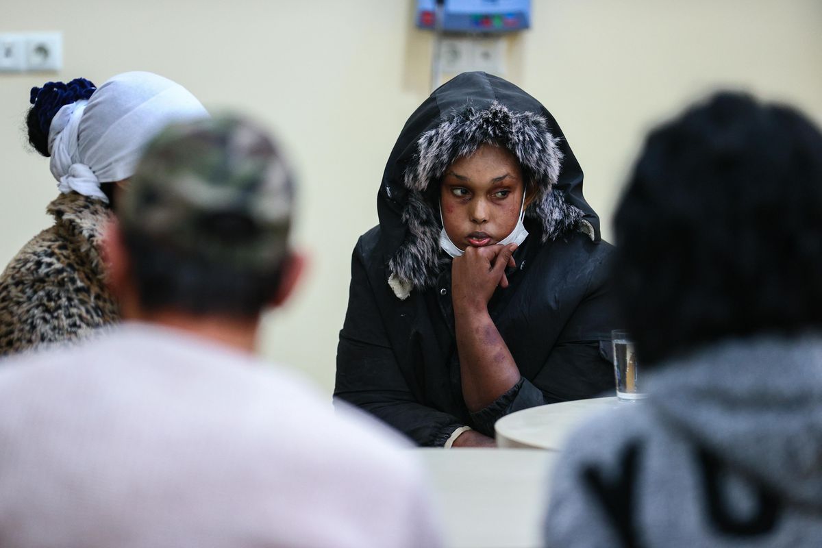 Yunan unsurlarının Türk kara sularına ittiği düzensiz göçmenler yaşadıklarını Başdenetçi Malkoç'a anlattı