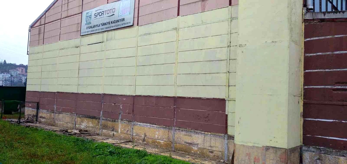 43 yıllık spor salonunun yenilenmesi bekleniyor