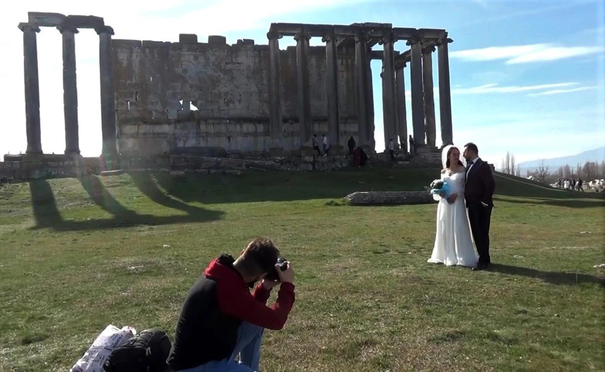 Antik kent evlenen çiftlere doğal fotoğraf stüdyosu oldu