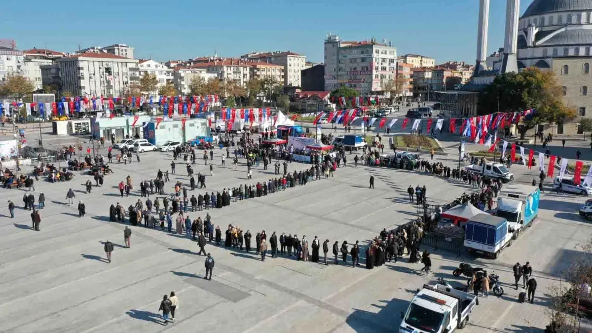 Bağcılar\'da 15 bin kişiye hamsi ikram edildi