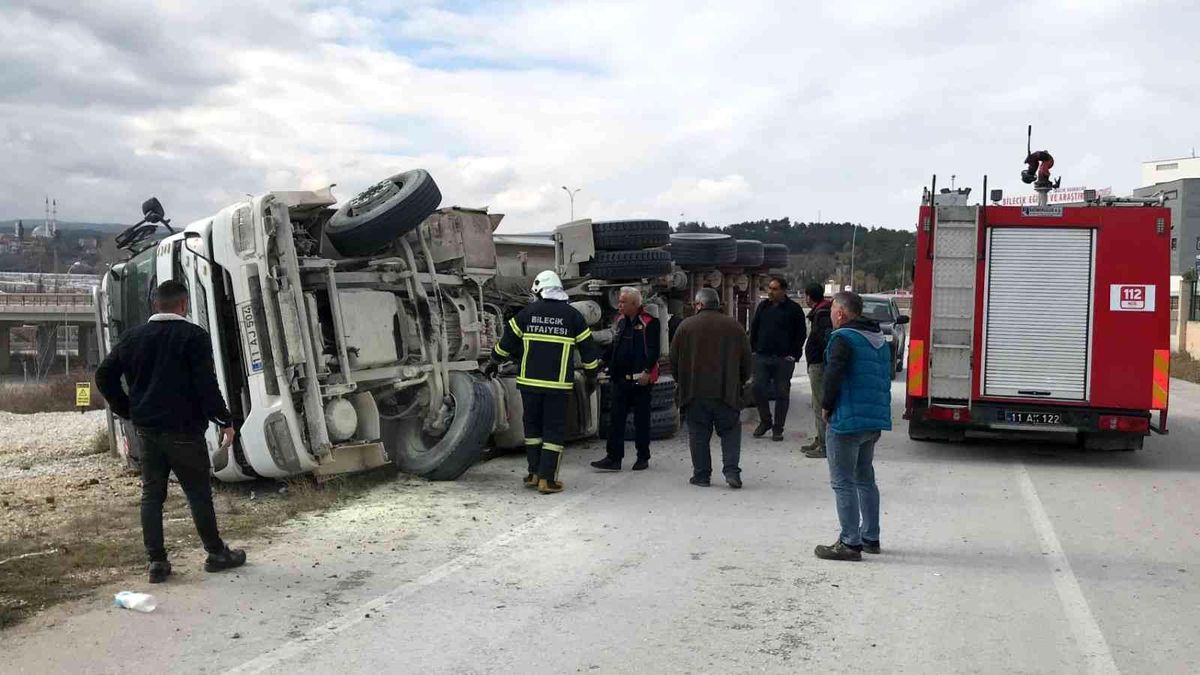 Son dakika haberi... Bilecik\'te devrilen kamyonda yangın