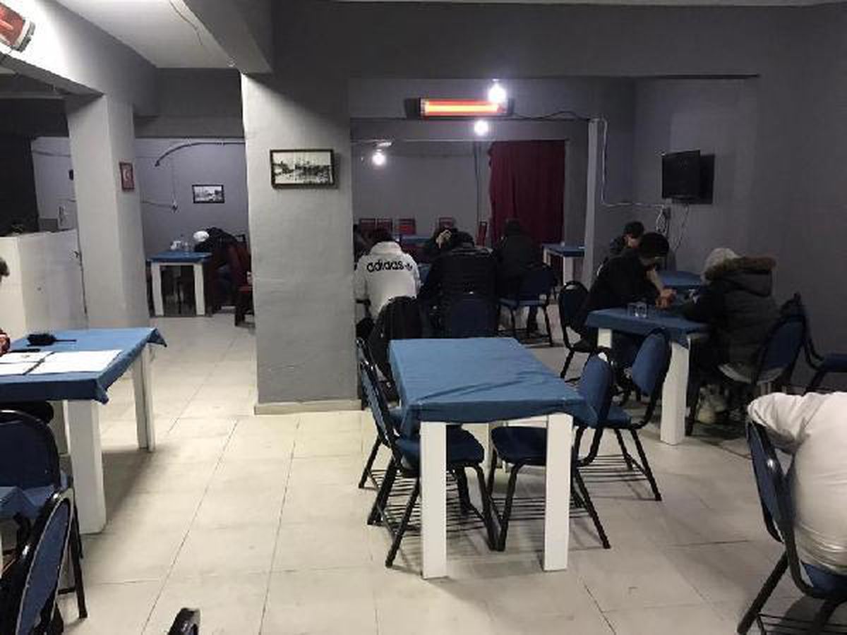 Dernekte kumar oynayan 55 kişiye 73 bin 480 lira ceza