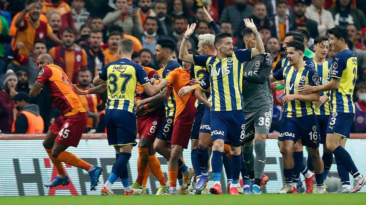 Derbide Halil Umut Meler\'in elinden kart hiç düşmedi