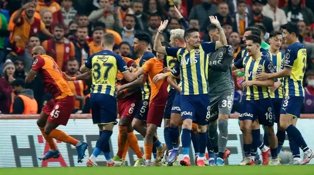 Derbiye Halil Umut Meler'in elinden kart hiç düşmedi