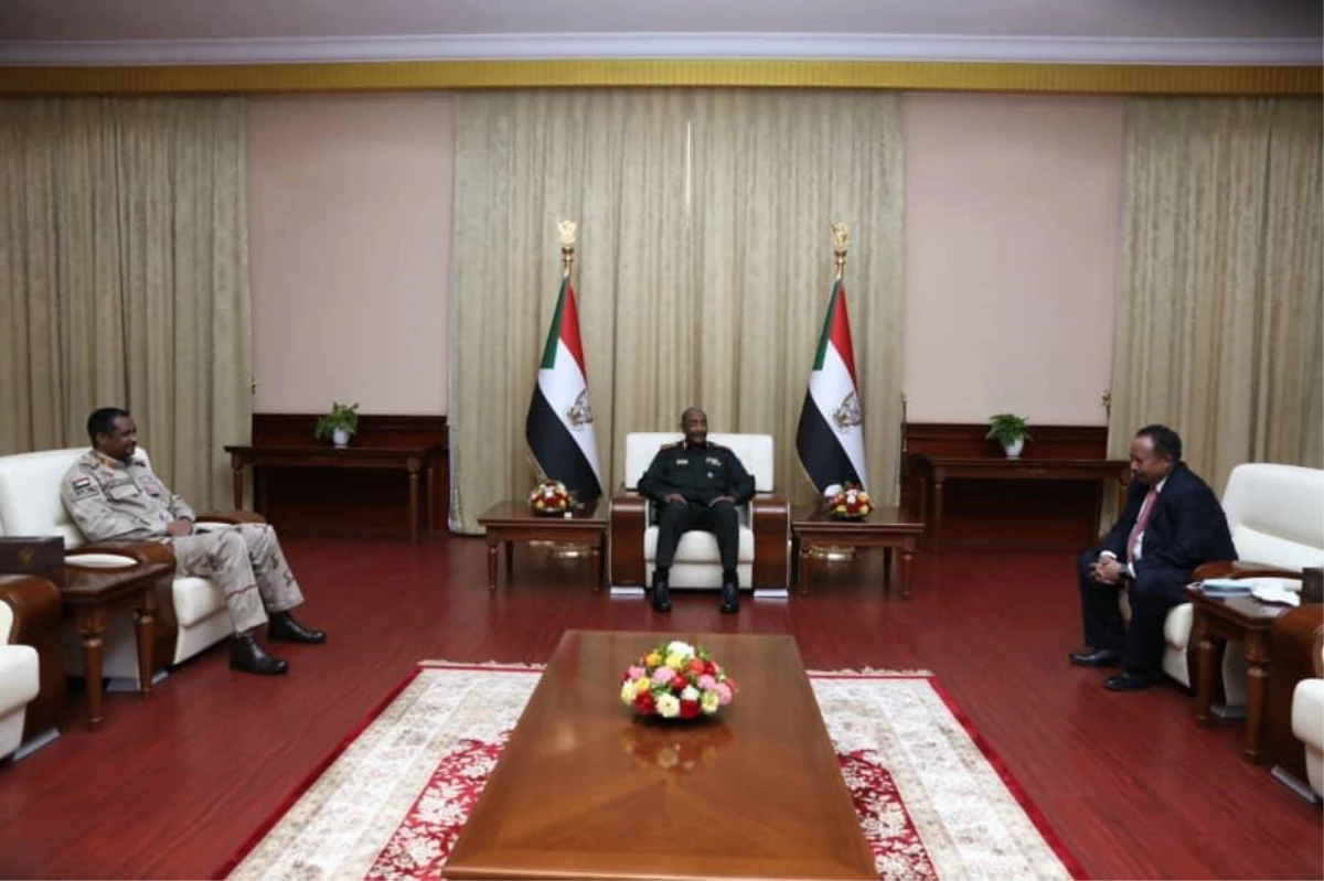Ev hapsi sona eren eski Sudan Başbakanı Hamduk, ordu komutanlarıyla görüştü