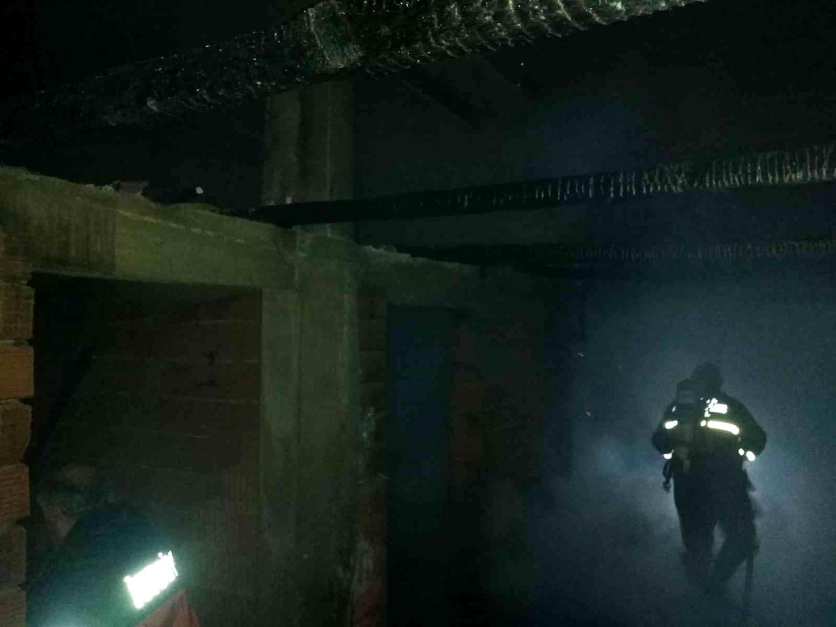 Evin çatısında çıkan yangın paniğe neden oldu