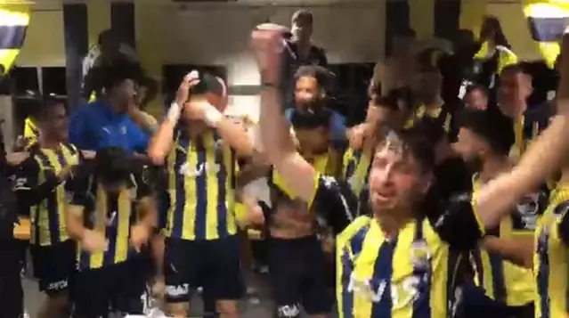 Fenerbahçeli futbolculardan Galatasaray'ın stadında çılgın kutlama Fenerbahçeli futbolculardan Galatasaray'ın stadında çılgın kutlama