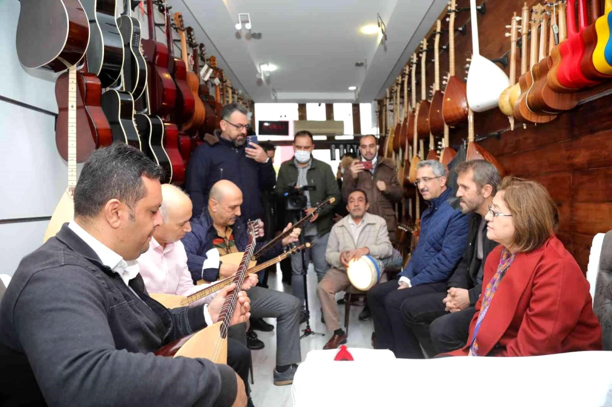 Gaziantep Büyükşehir Belediye Başkanı Şahin bağlama çalıp türkü söyledi