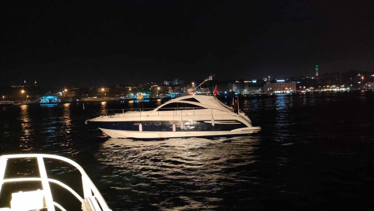 Haliç önlerinde sürüklenen tekne kurtarıldı