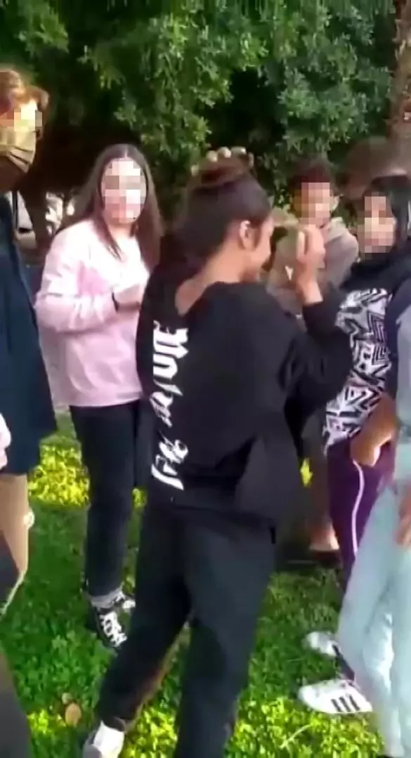 Hatay'da kızlar tekme tokat kavga etti