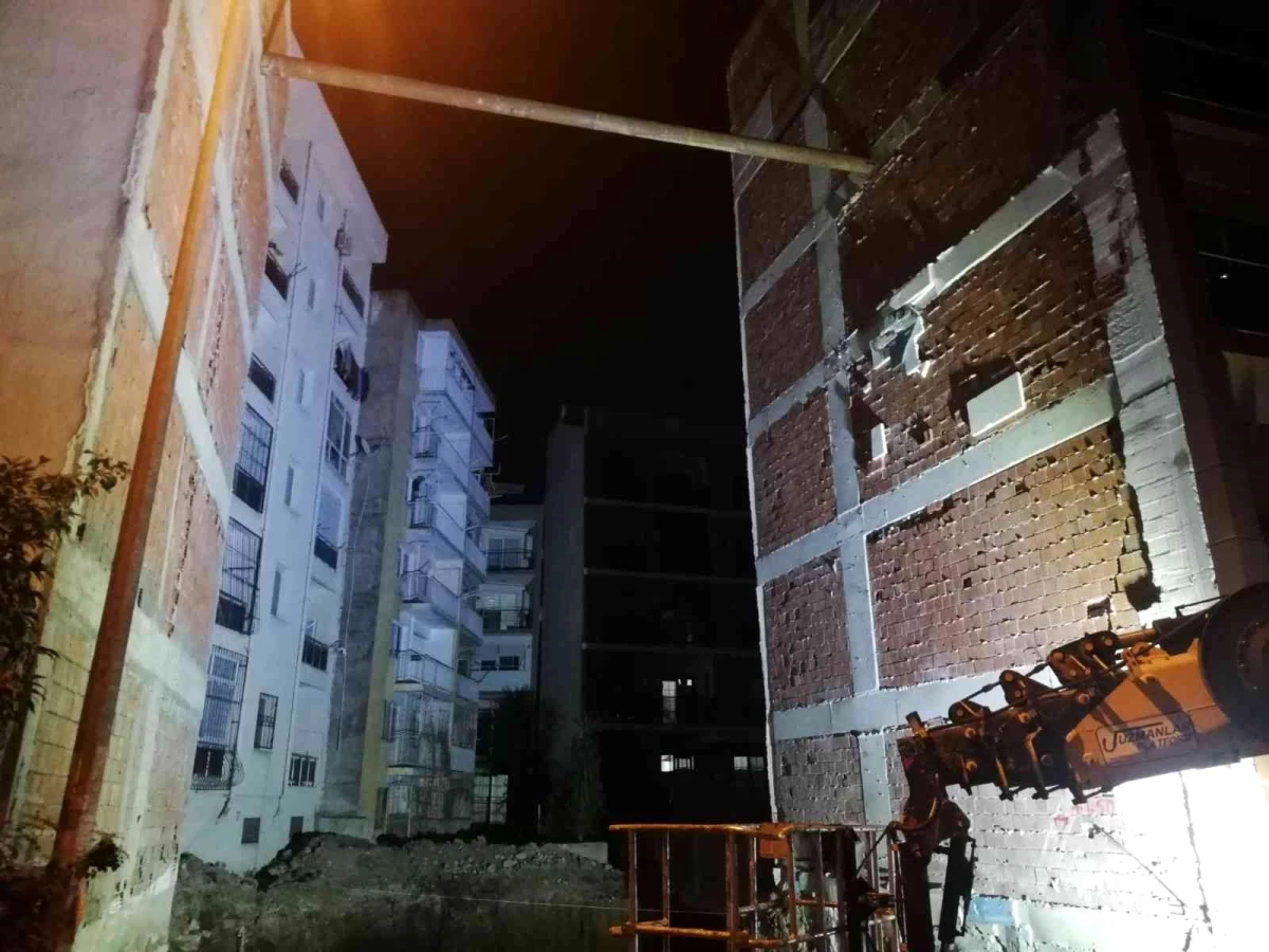 İzmir\'de bir inşaatın temel kazısı esnasında yan binada kayma oluştu, 5 apartman boşaltıldı