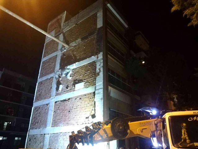 İzmir'de bir inşaatın temel kazısı esnasında yan binada kayma oluştu, 5 apartman boşaltıldı