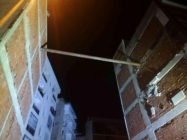 İzmir'de bir inşaatın temel kazısı esnasında yan binada kayma oluştu, 5 apartman boşaltıldı