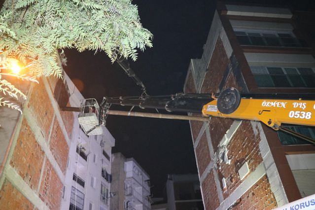 İzmir'de bir inşaatın temel kazısı esnasında yan binada kayma oluştu, 5 apartman boşaltıldı