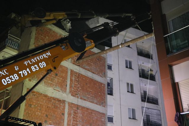 İzmir'de bir inşaatın temel kazısı esnasında yan binada kayma oluştu, 5 apartman boşaltıldı
