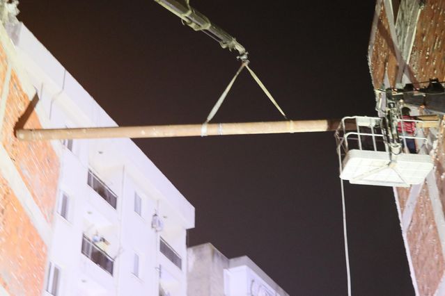 İzmir'de bir inşaatın temel kazısı esnasında yan binada kayma oluştu, 5 apartman boşaltıldı