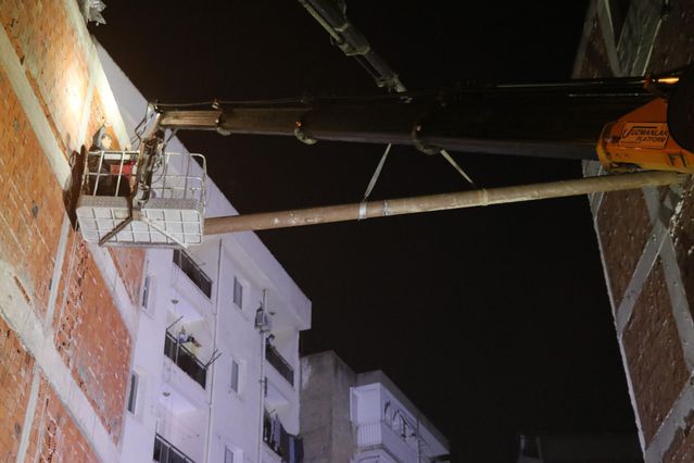 İzmir'de bir inşaatın temel kazısı esnasında yan binada kayma oluştu, 5 apartman boşaltıldı