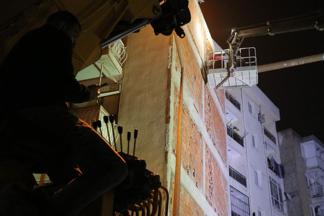 İzmir'de bir inşaatın temel kazısı esnasında yan binada kayma oluştu, 5 apartman boşaltıldı