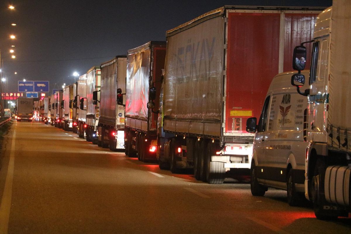 Kapıkule\'de TIR kuyruğu 11 kilometreyi buldu: 3 gündür bekliyorlar