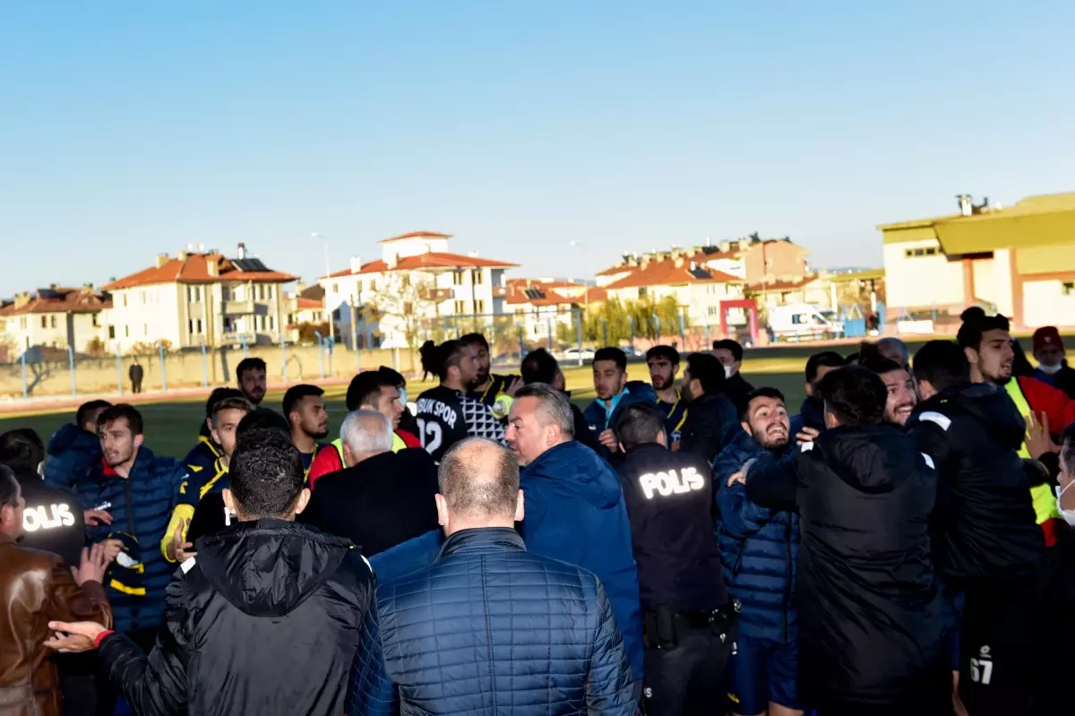 KASTAMONU - Maçta çıkan kavgada belediye başkan yardımcısı ile kulüp başkanı yaralandı