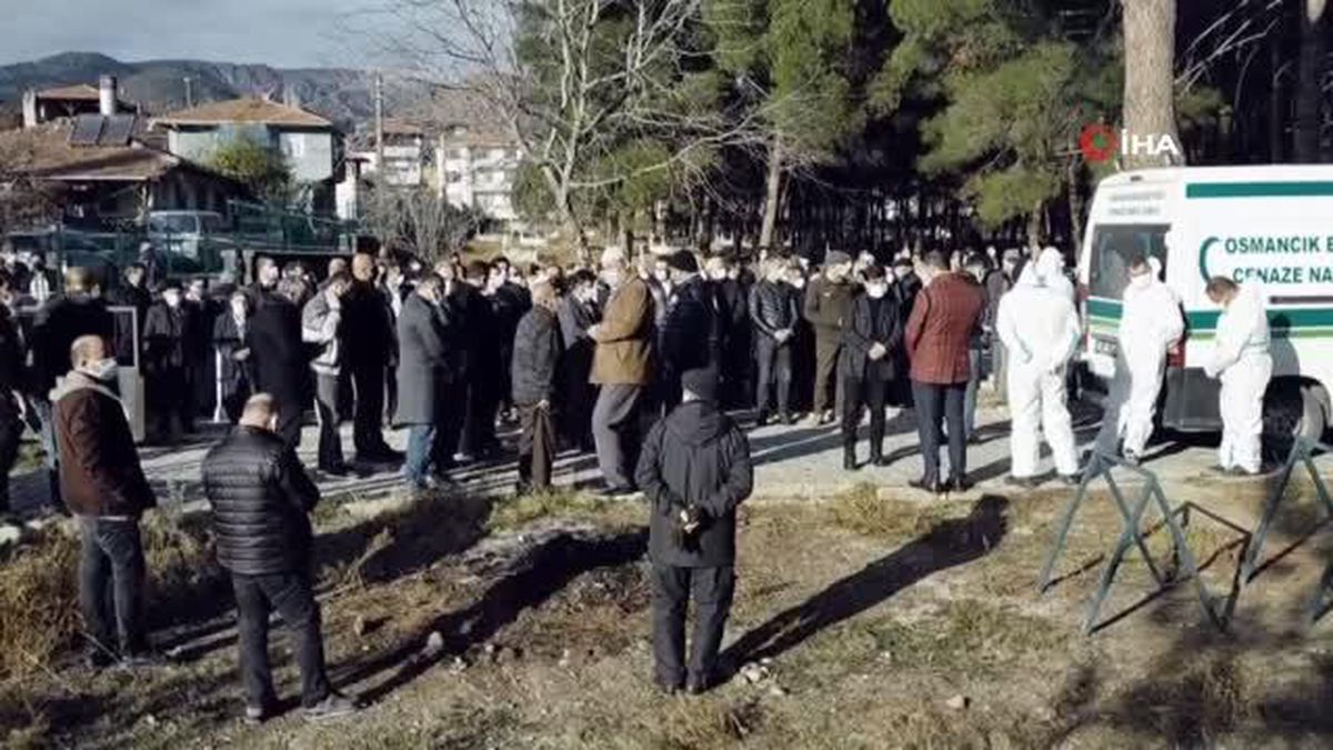 Koronavirüse yenik düşen doktor son yolculuğuna uğurlandı