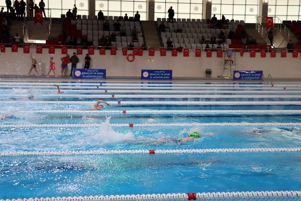 Malatya\'da yeni yapılan havuzda ilk yüzme müsabakası yapıldı