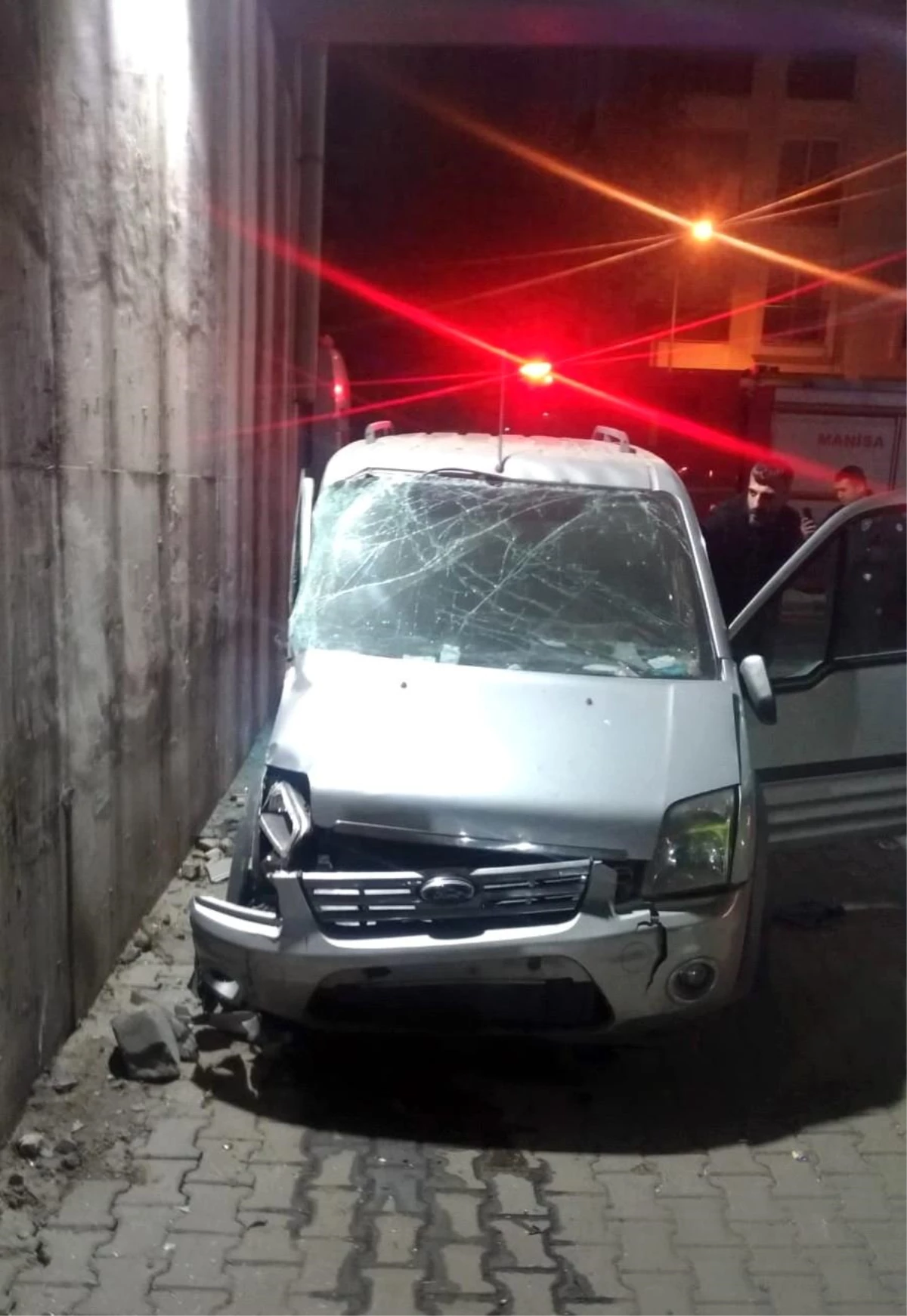 Son dakika haberleri! Manisa\'da kamyonet beton duvara çarptı: 1 ölü, 2 yaralı