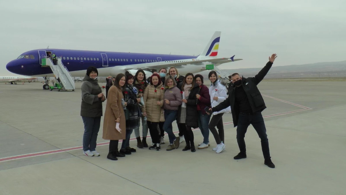 Kapadokya Havalimanı\'na gelen Moldovalı turistler karanfille karşılandı