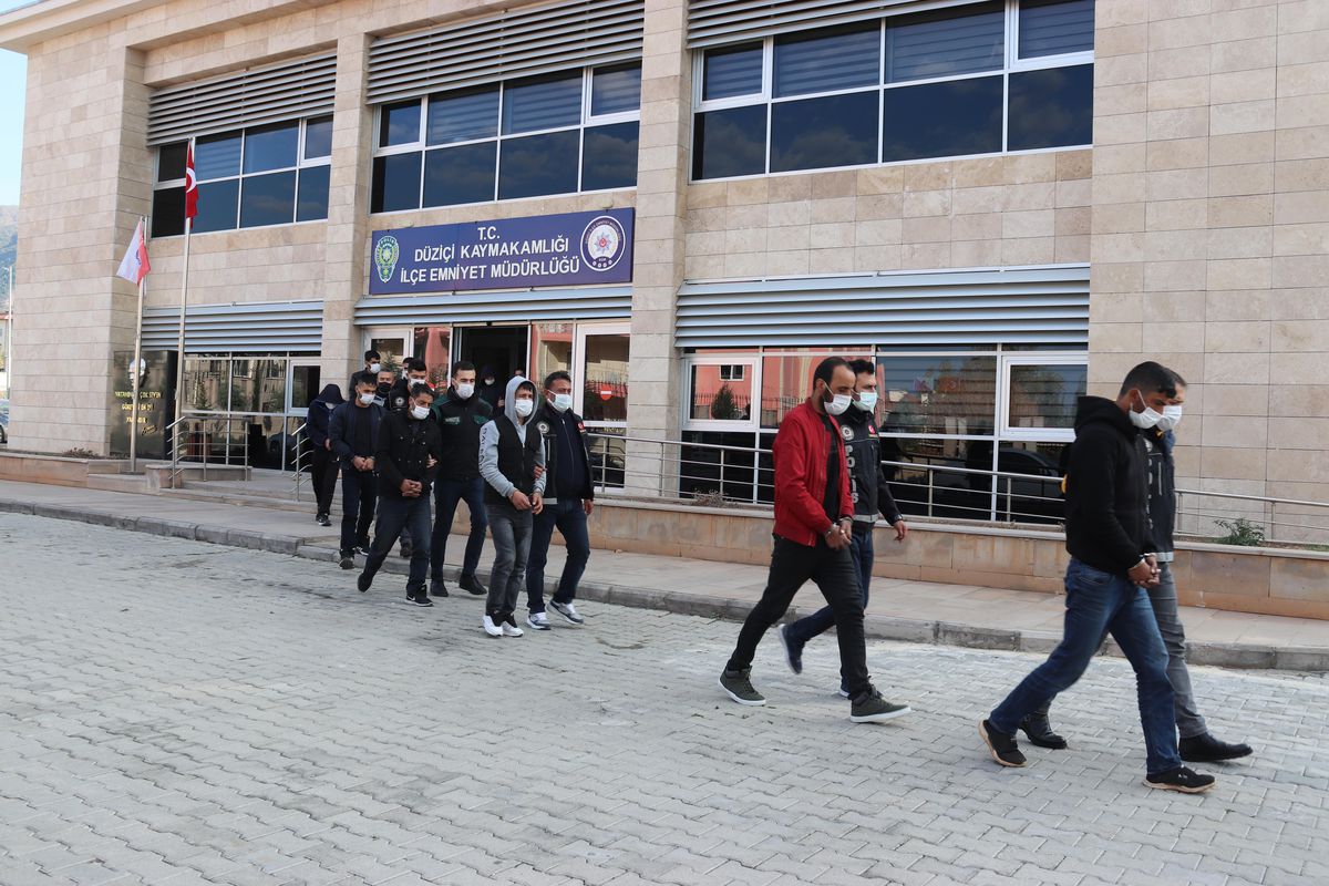 Osmaniye merkezli uyuşturucu operasyonunda yakalanan 18 zanlı tutuklandı