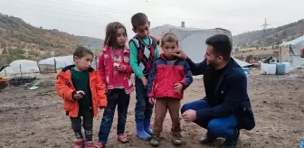 Silopi'de göçer ailelerin çocuklarına 'Dünya Çocuk Hakları Günü'nde çikolata ikramı