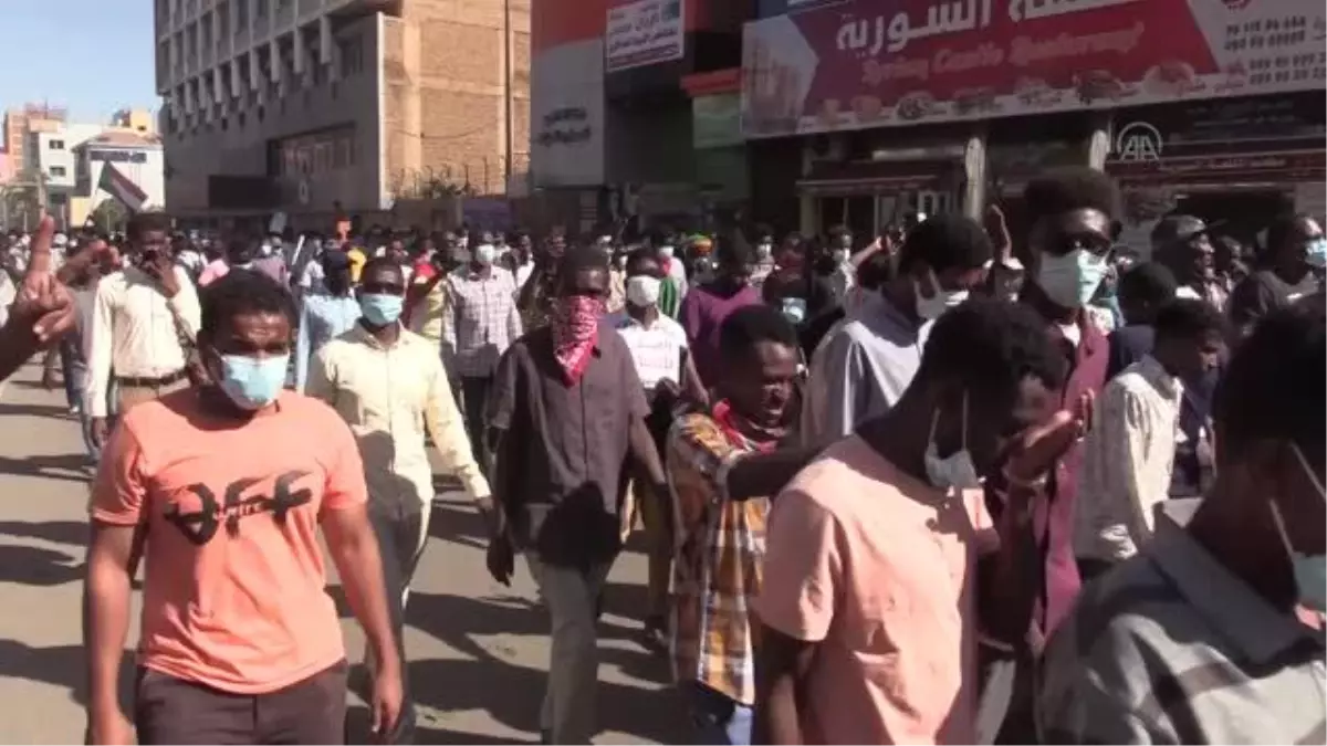 Son dakika haberleri: Sudan'da askeri yönetim protesto edildi (2)