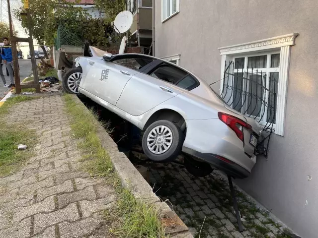 5 çocuk kaçırdıkları otomobille kaza yaptı! 4'ü olay sonrası kaçtı