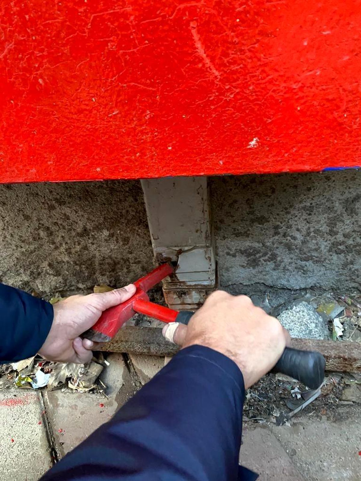 Talihsiz kediyi itfaiye kurtardı