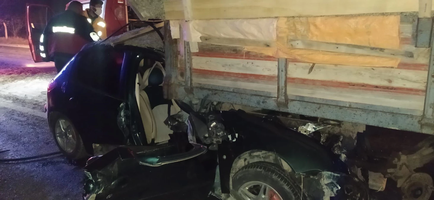 Tokat\'ta traktöre çarpan otomobilin sürücüsü öldü, bir kişi yaralandı