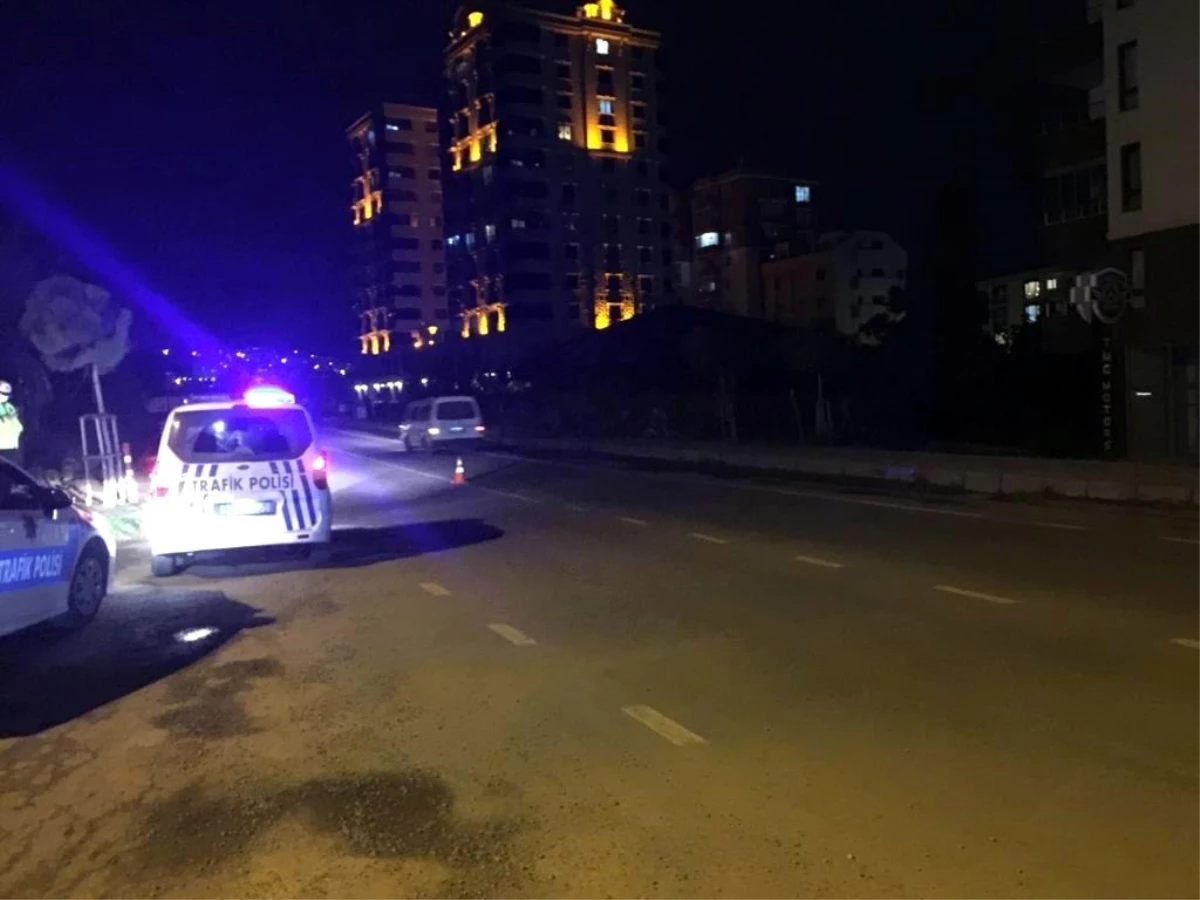 Trabzon\'da uygulama noktasında durmayan otomobil sürücüsü trafik polisine çarptı: O anlar kamerada
