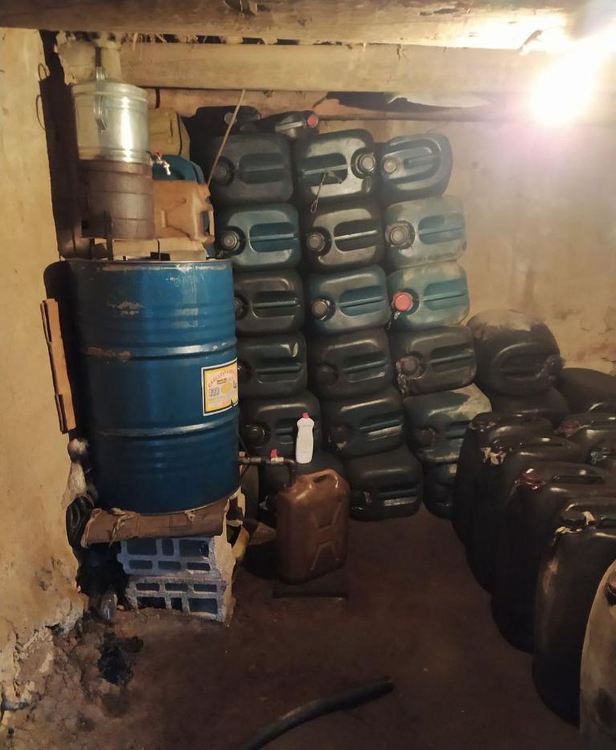 İş yerinde 2 bin 800 litre kaçak akaryakıt ele geçirildi
