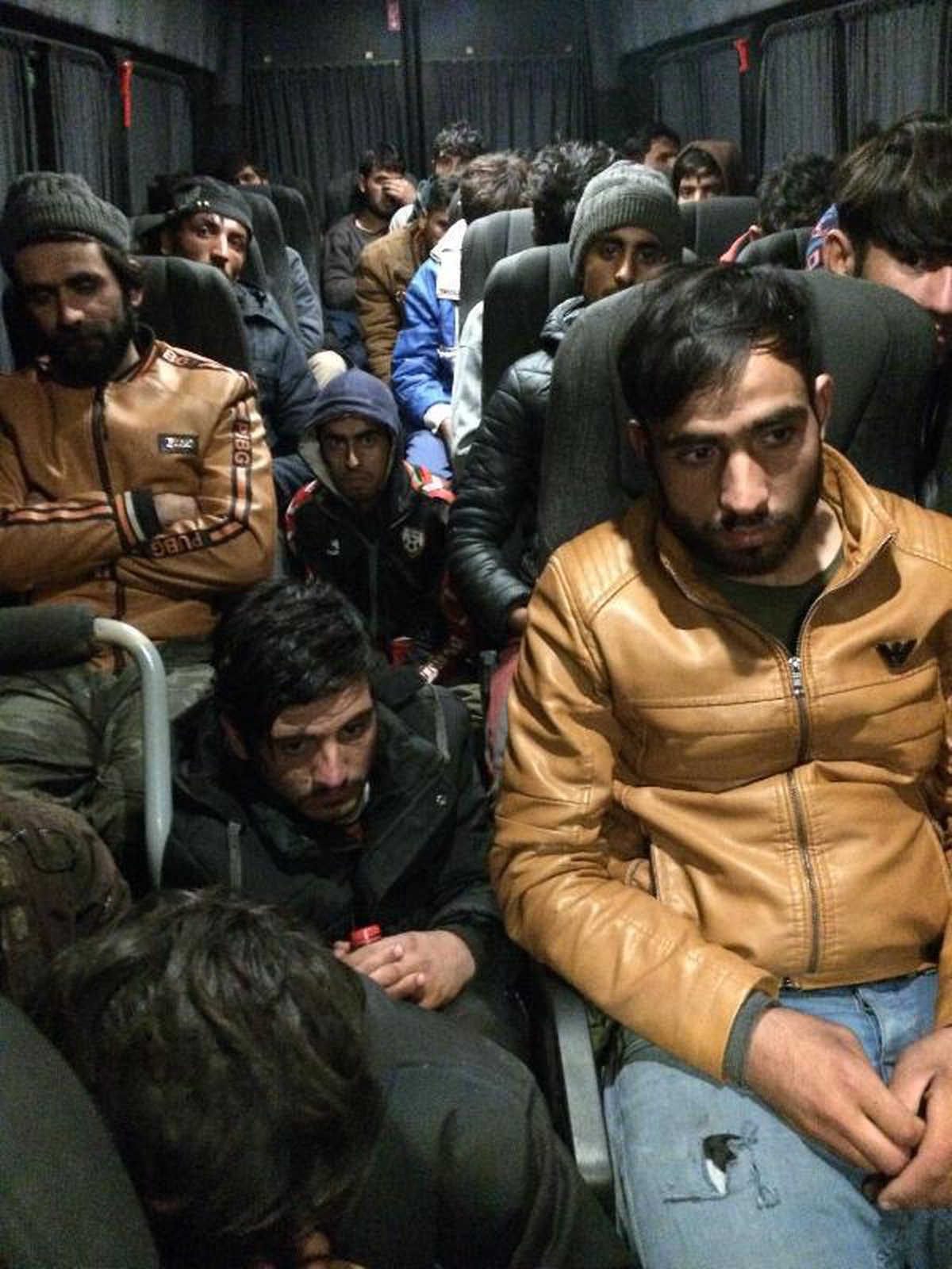 17 kişilik minibüste 26 kaçak göçmen yakalandı