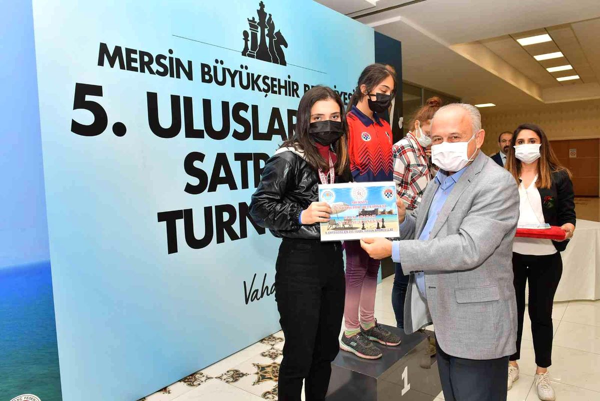 5. Mersin Uluslararası Açık Satranç Turnuvası\'nda Kazananlar Ödüllerini Aldı